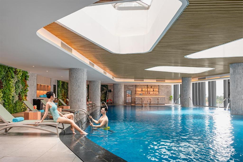 Bể bơi trong nhà tại À La Carte Hạ Long Bay