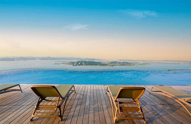 Bể bơi vô cực tại À La Carte Hạ Long Bay