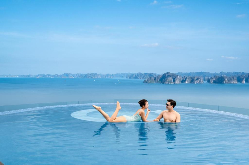 Điểm checkin bể bơi vô cực tại À La Carte Hạ Long Bay