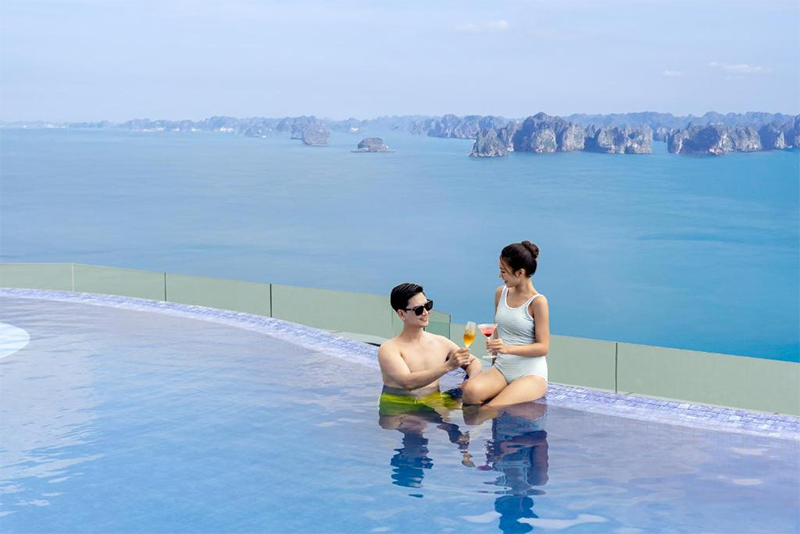 Thư giản ở bể bơi tại À La Carte Hạ Long Bay